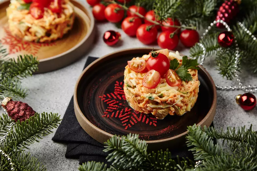 Готовое блюдо салат с корейской морковью и курицей