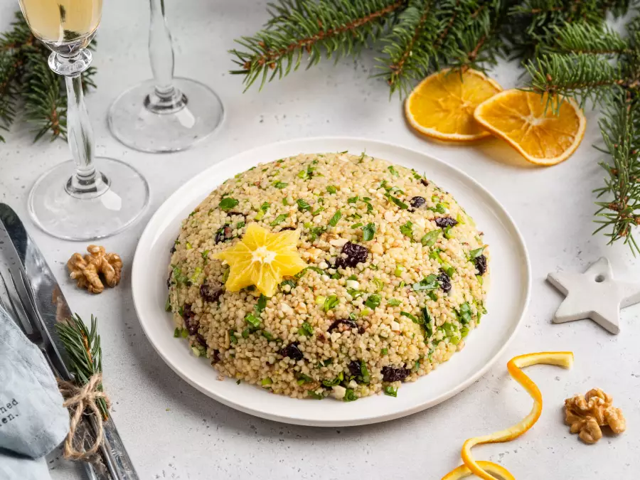 Салат с грецкими орехами, кускусом и вишней