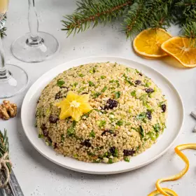Салат с грецкими орехами, кускусом и вишней