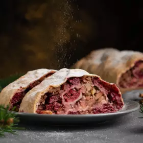 Штрудель с вишней и орехами