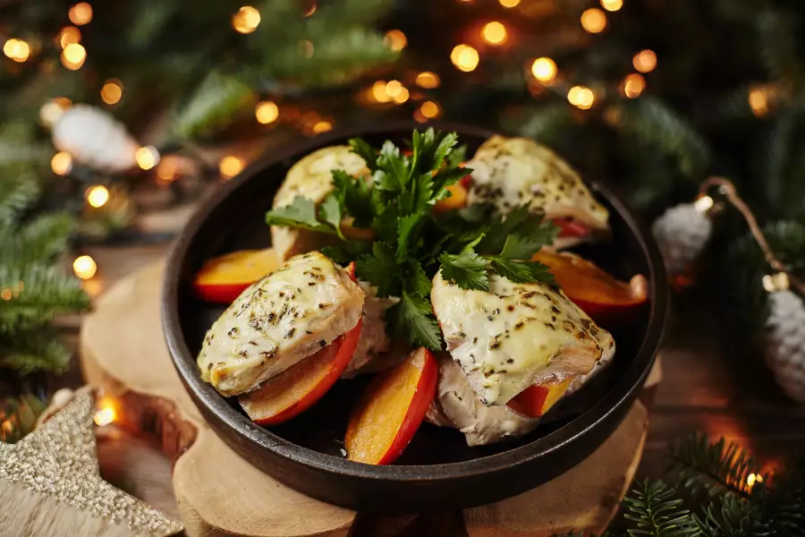 Готовое блюдо запечённое куриное филе с хурмой