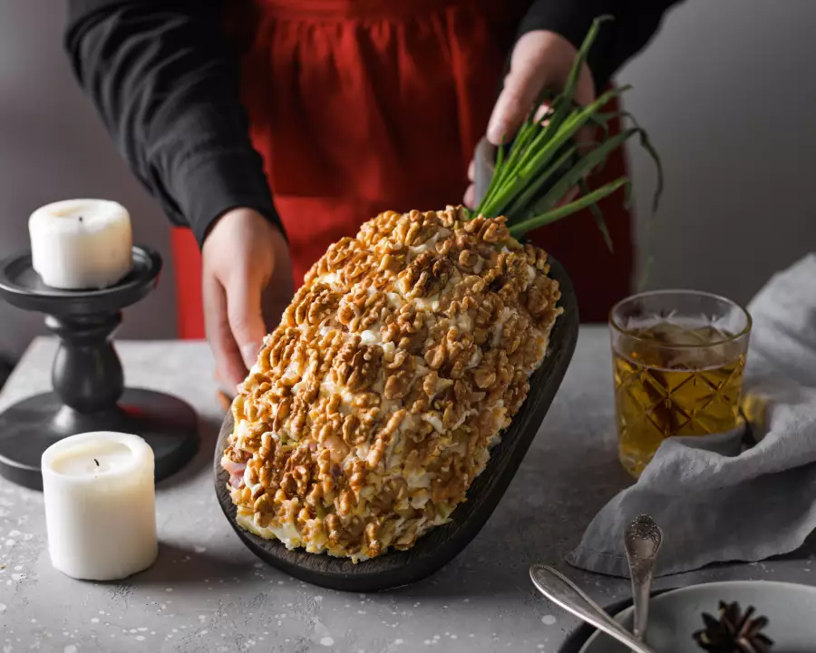 Готовое блюдо салат с ананасом и ветчиной