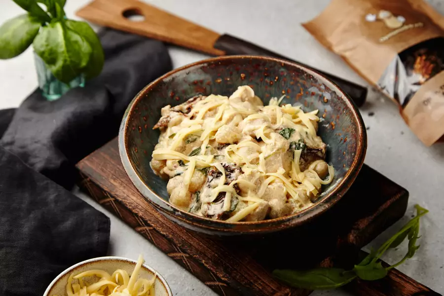 Готовое блюдо ньокки с вялеными помидорами и курицей