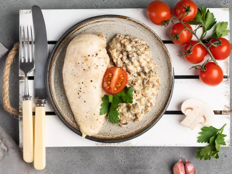Готовое блюдо запечённая курица с грибами