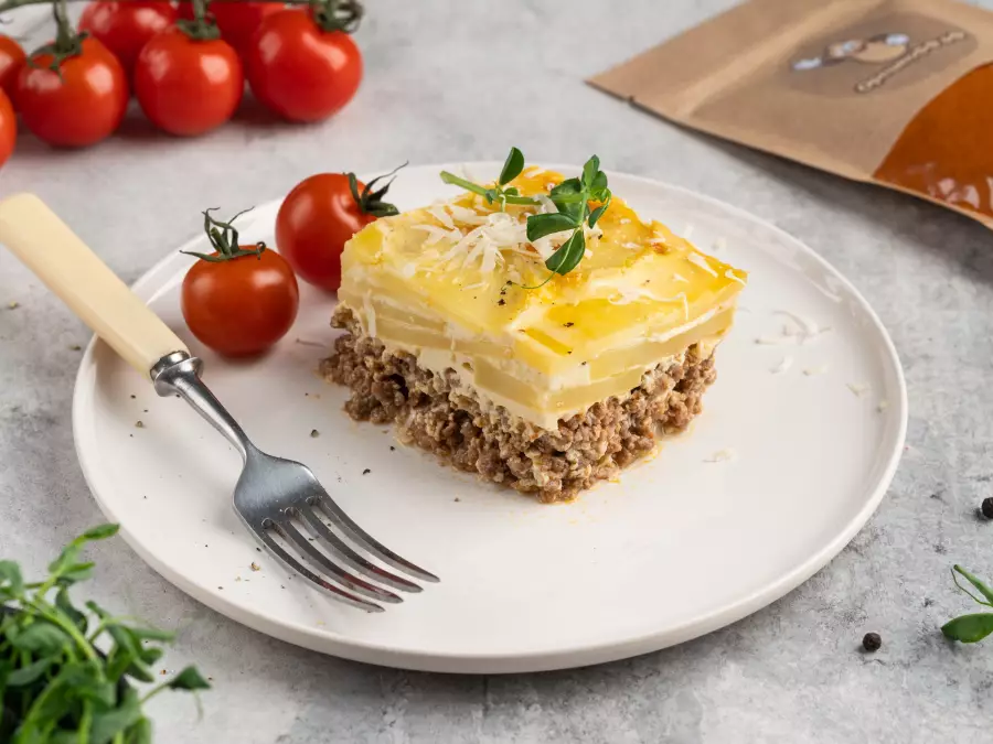 Готовое блюдо гратен из картофеля с фаршем
