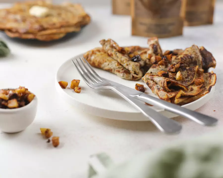 Блины с яблоками и черносливом