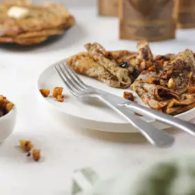 Блины с яблоками и черносливом