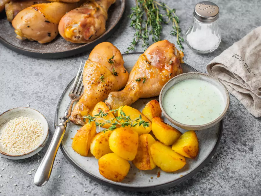 Готовое блюдо запечённые куриные голени с картофелем