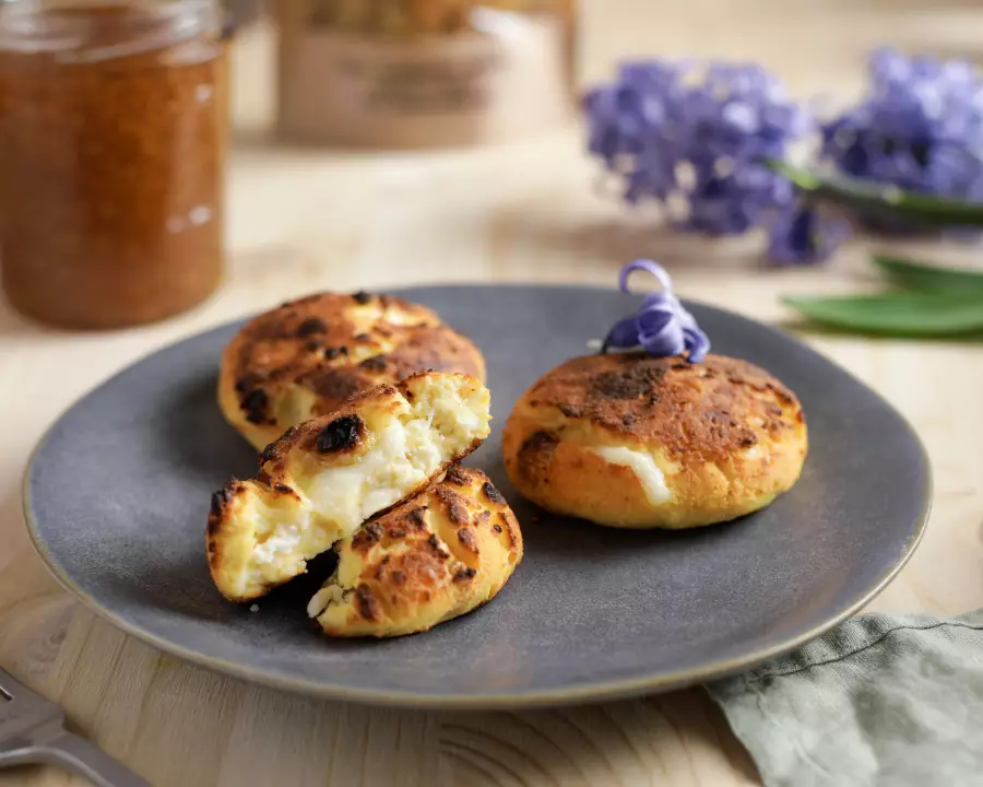 Сырники с моцареллой и изюмом
