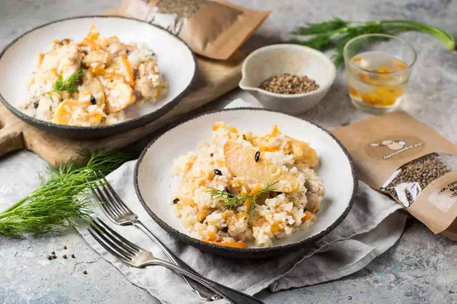 Готовое блюдо плов с курицей на сковороде