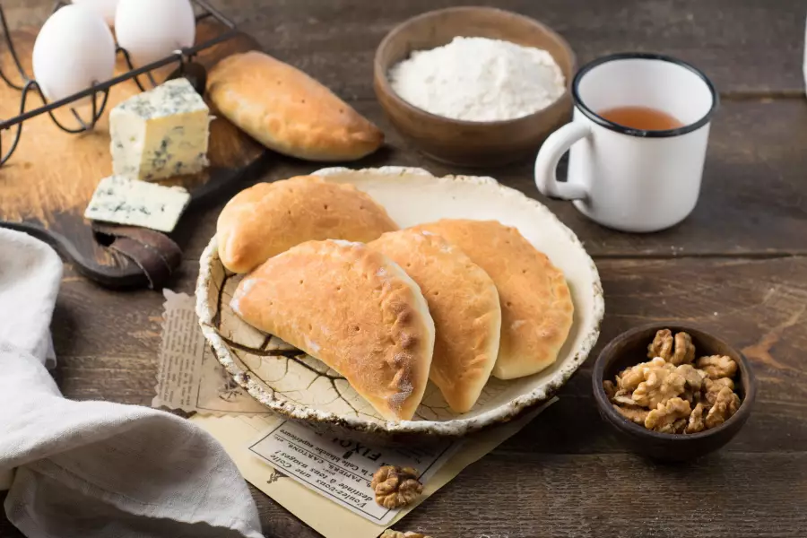 Готовое блюдо пирожки с сыром и орехами