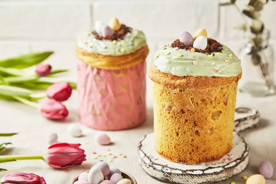 Готовое блюдо пасхальный кулич с изюмом и цукатами