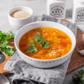 Суп с фасолью, киноа и помидорами