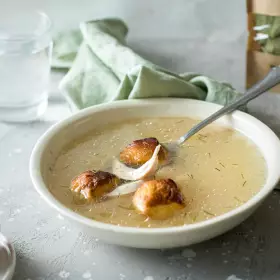 Куриный бульон с клёцками