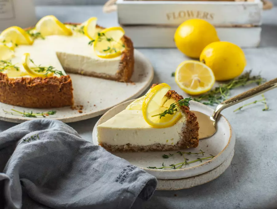 Лимонный чизкейк с финиками и орехами
