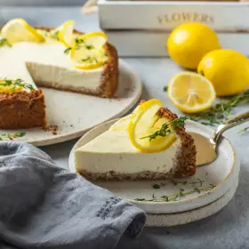 Лимонный чизкейк с финиками и орехами