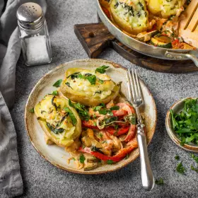 Фаршированный картофель с вялеными томатами и сыром