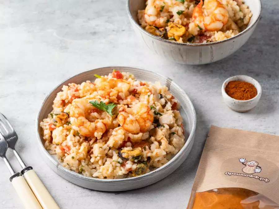 Готовое блюдо паэлья с морепродуктами и курицей