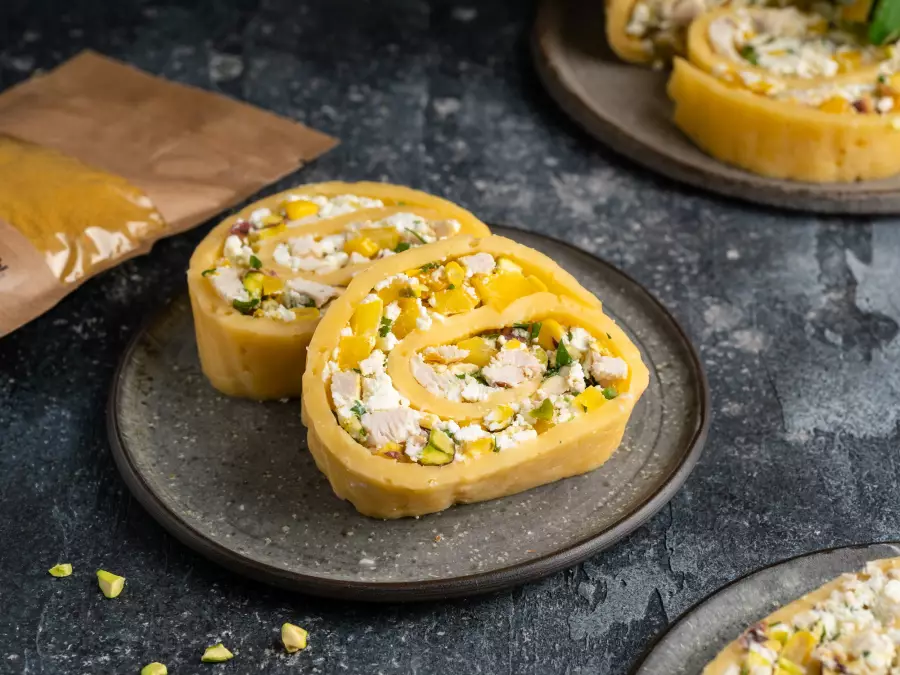 Готовое блюдо сырный рулет с курицей и орехами