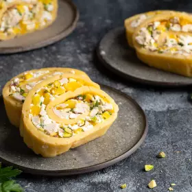 Сырный рулет с курицей и орехами