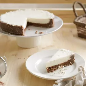 Торт без выпечки с финиками и арахисом