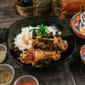 Тушёная курица с черносливом