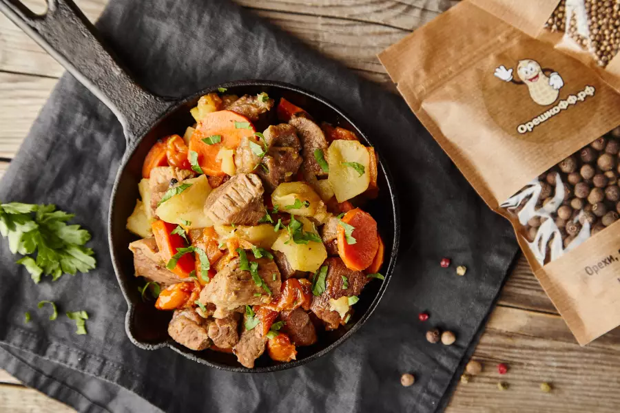 Готовое блюдо тушёная индейка с курагой