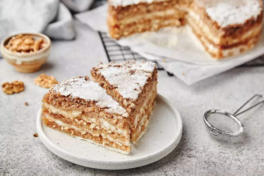 Готовое блюдо манник с яблоками и орехами