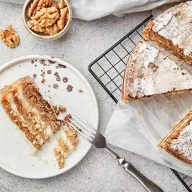 Манник с яблоками и орехами