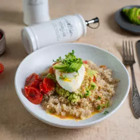 Яйцо-пашот с авокадо и киноа
