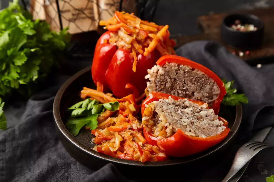 Готовое блюдо фаршированные перцы с фаршем и рисом