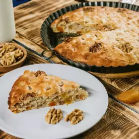 Пирог с курагой и грецким орехом
