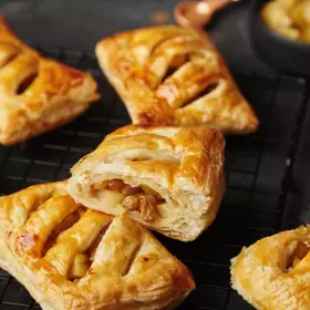 Слойки с яблоками и изюмом из слоёного теста