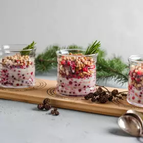 Ягодный десерт со сгущёнкой и орехами