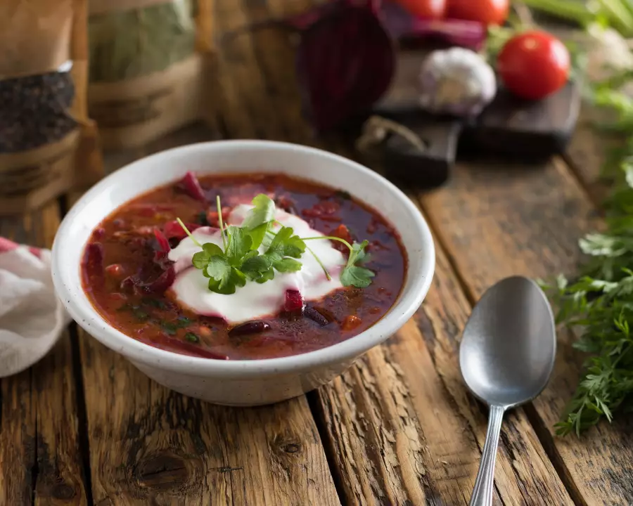 Готовое блюдо борщ с курицей, свёклой и свежей капустой