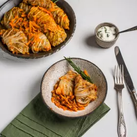 Голубцы с булгуром, грибами и фасолью в томатном соусе