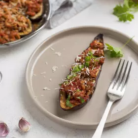 Фаршированные баклажаны с чечевицей в томатном соусе