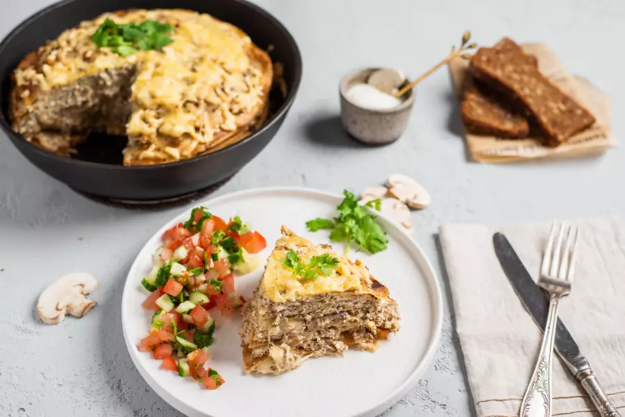 Блинный пирог с грибами и курицей