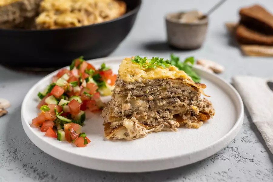 Готовое блюдо блинный пирог с грибами и курицей