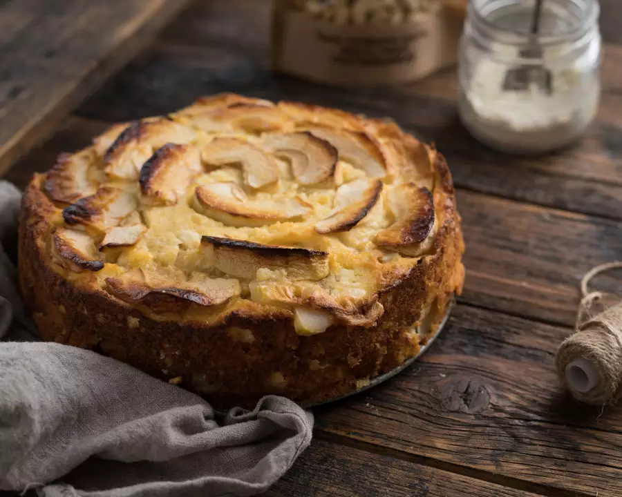 Творожная запеканка с яблоками и орехами
