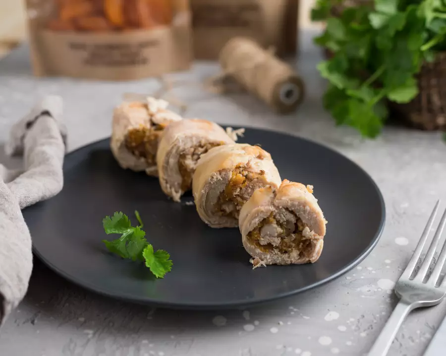Куриные рулетики с начинкой из орехов и кураги