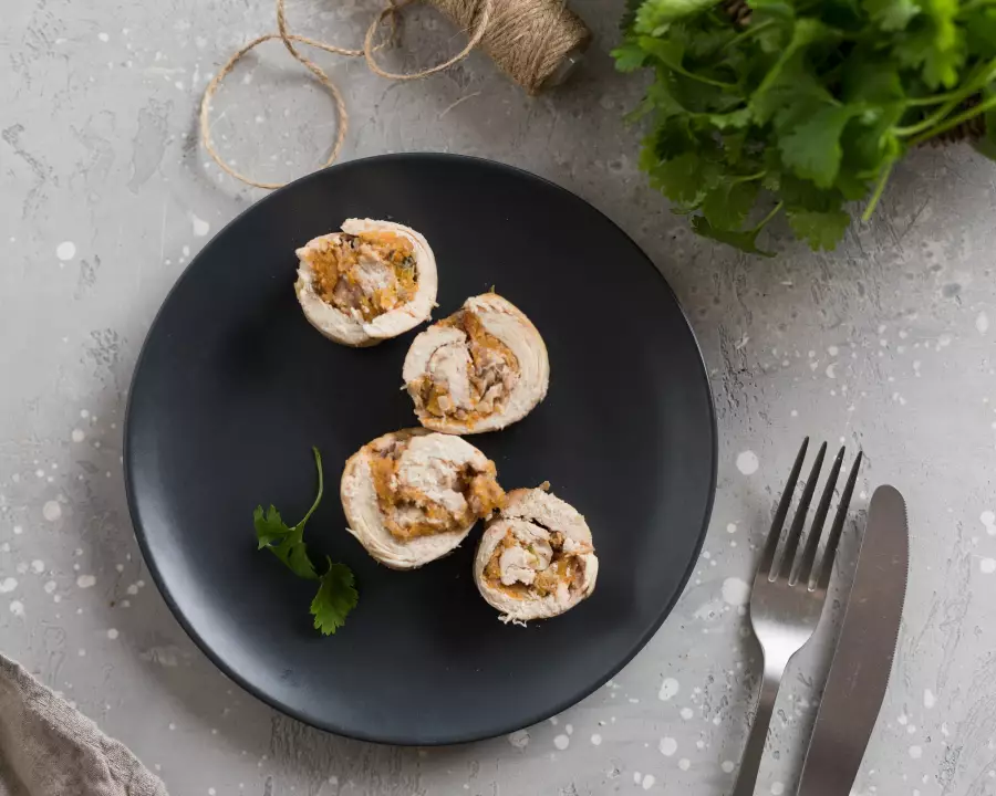 Готовое блюдо куриные рулетики с начинкой из орехов и кураги