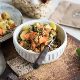 Тёплый салат с чечевицей