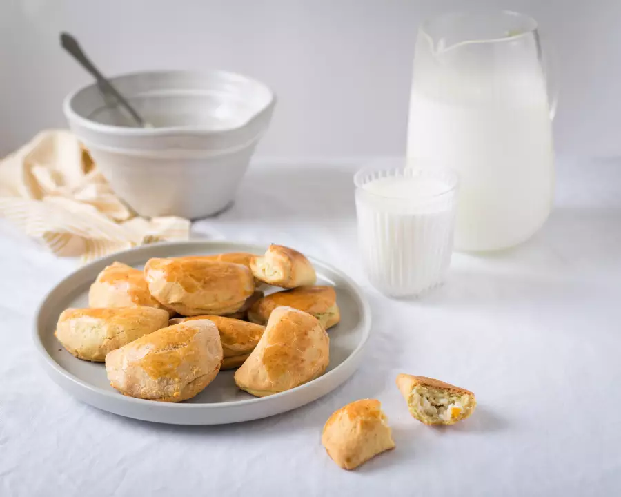 Готовое блюдо сочники с творогом и курагой