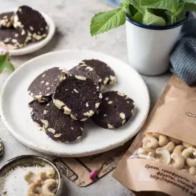 Шоколадное печенье с орехами