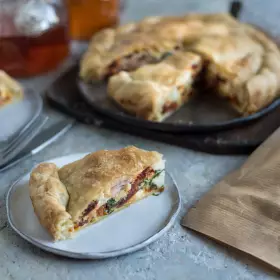 Слоёный пирог с сыром, шпинатом и вялеными томатами