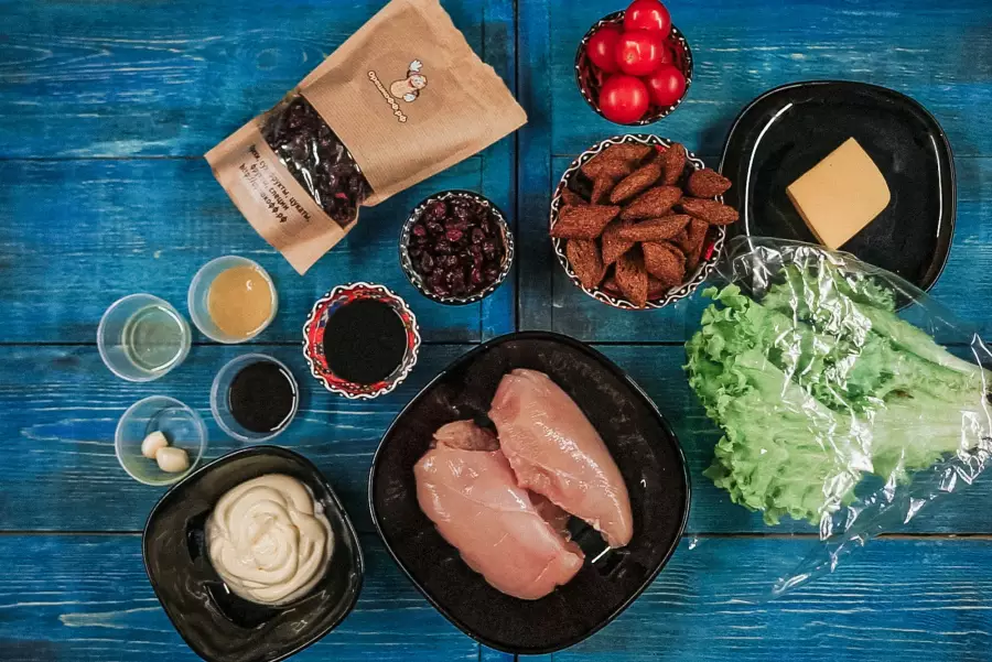 Ингредиенты для рецепта салат «цезарь» с курицей и вяленой клюквой