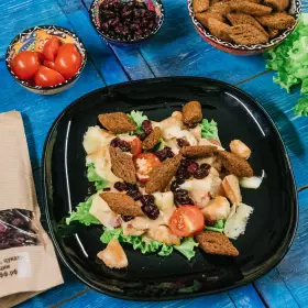 Салат «Цезарь» с курицей и вяленой клюквой