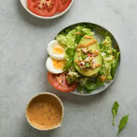 Салат с авокадо, крабовым мясом и орехами