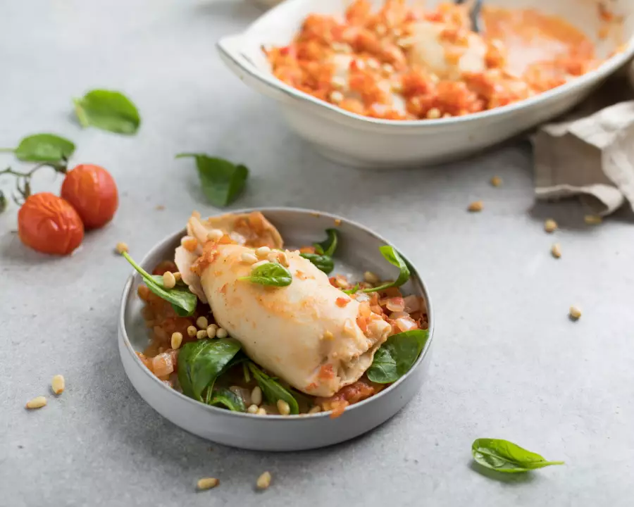Фаршированные кальмары с орехами и рисом